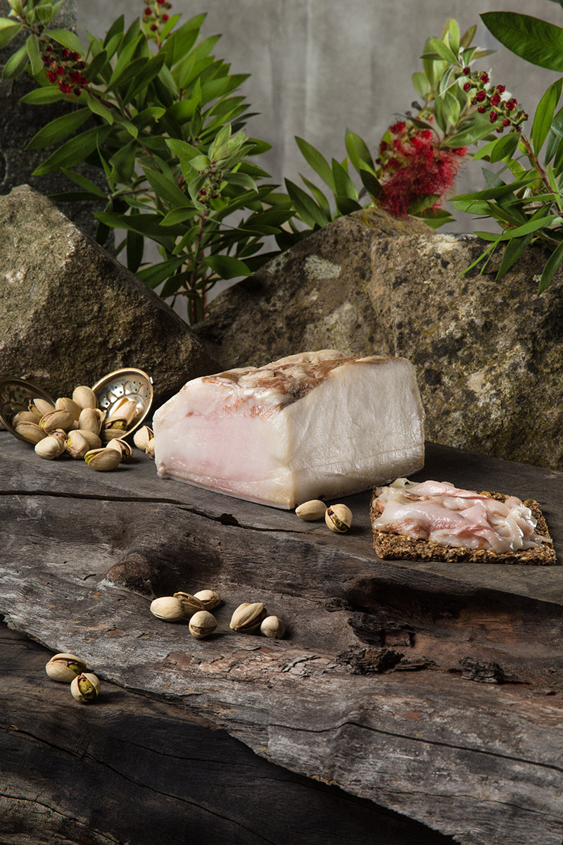 Lardo con pistacchi su legno antico