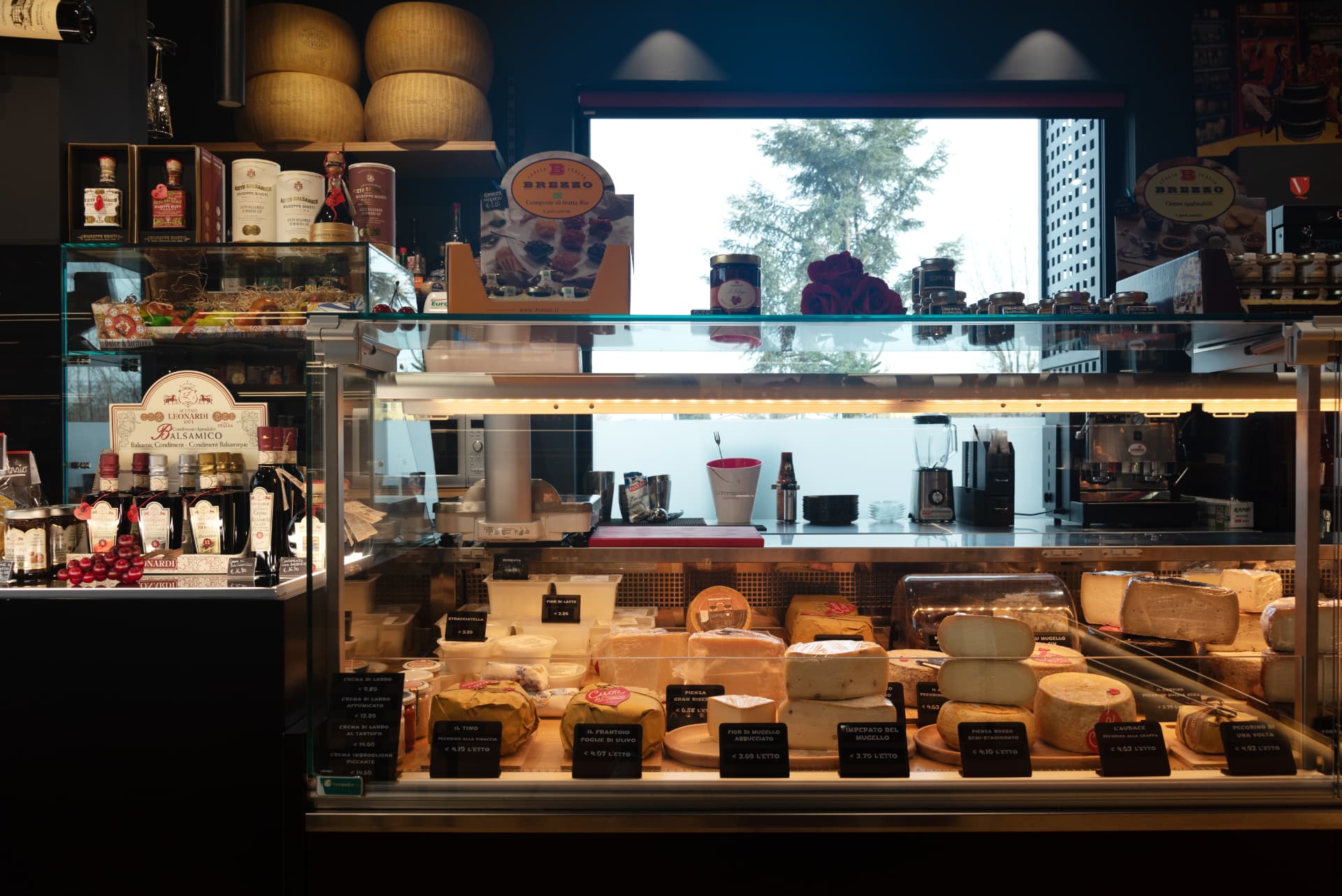 Forme di formaggio stagionato in bottega