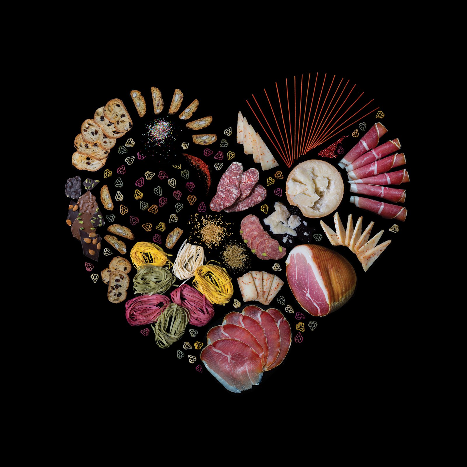 Cuore composto con salumi, formaggi, pasta e dolci toscani