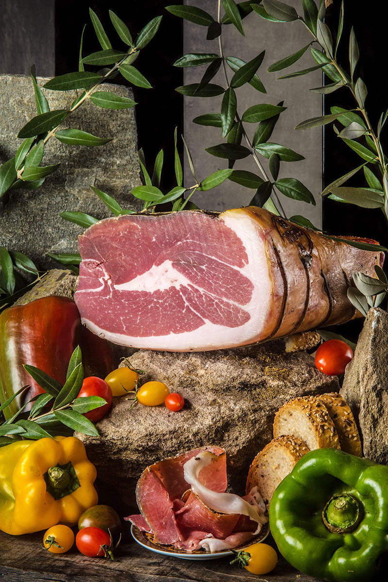 Prosciutto con pomodori, peperoni e pane