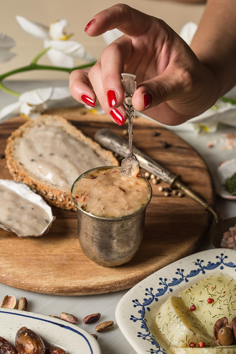 Crema spalmabile su pane, servita in bicchierino d'argento